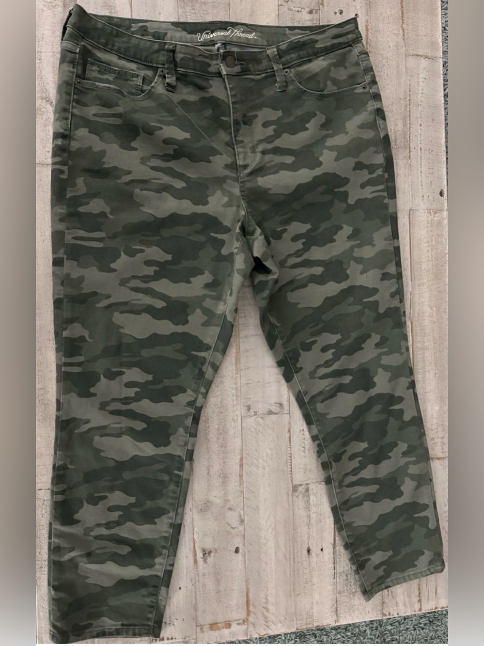 Universal Thread Green Camo Capris